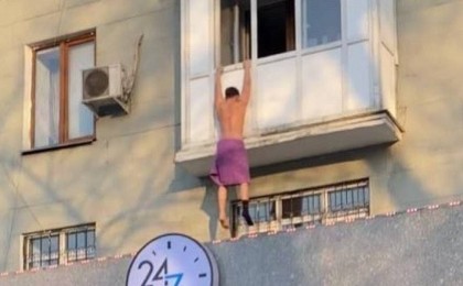 "Көңілдесінің күйеуі келіп қалған". Бір ғана шұлықпен асылып тұрған жігіт жұртты күлдірді (видео)