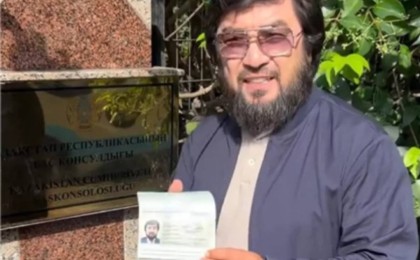 "Өтірікке сенбеңіздер": Бекболат Тілеухан Түркиядағы елшіліктің алдында төлқұжатын көрсетті (Видео)