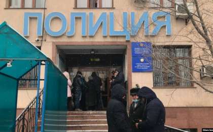 Нұр-Сұлтанда полиция өкілі Азаттық тілшісінің телефонын тартып алды