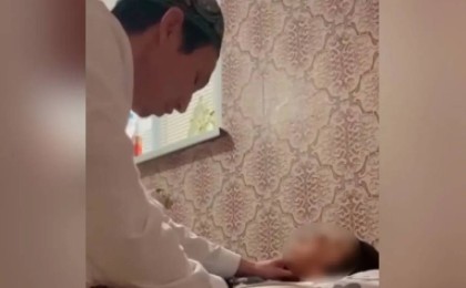 «Тамағын қысқан»: Кейқуат Оспановтың тағы бір баладан «жын шығарған» қорқынышты видеосы тарады