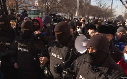 Алматыда арнайы жасақ "Демпартия" жақтастарын қоршады, орталық алаңда интернет өшті