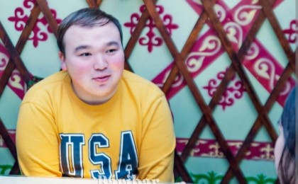 "Әкеме ренішімнің барын жасырмаймын": Актер Рамазан Амантай отбасы туралы айтып жылап қалды