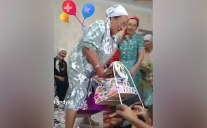 "Бұл өзі қандай дәстүр?" Бесікке мінген әже қоғамның сынына қалды (видео)