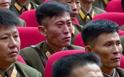 Ким Чен Ынның қызуы көтерілгенін естіген шенеуніктер егіліп жылады