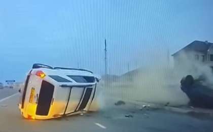 Үш адам зиян шекті. Ақтауда көлік аударылған жол апаты видеоға түсіп қалды