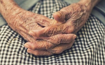 "Ол ұлының кеңірдегін пышақпен кескен": Арыста 71 жастағы қария ұлын құтқарамын деп өлтіріп алды