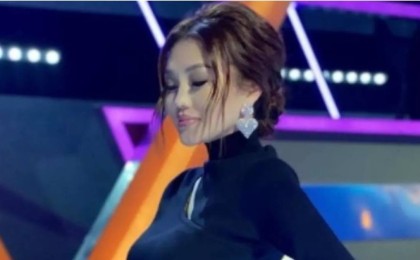 "Маған кедергі жасап жатырсыздар": Ерке Есмахан концертте жаңа әнінің сөзін ұмытып қалды