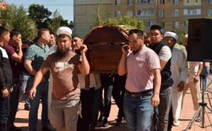 Қостанайда 5 жасар Мадинамен қоштасты: Қызды әкесінің жанына жерледі