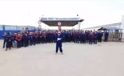 Маңғыстауда жүздеген мұнайшы жалақыларын көтеруді талап етіп бас көтерді (видео)