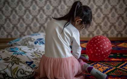 "Бес еркек жабылды". 13 жасар қыз топтық зорлаудың құрбаны болғанын айтты