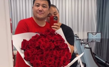 "Сүйікті Мөлдірімсің" - Тұрсынбек Қабатов жарына ән арнады (Видео)