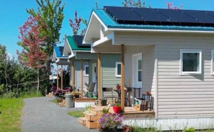 Миллионер өз ауданының тұрғындарына 99 үй салып берген