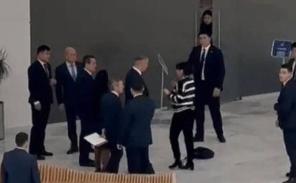 Астанада белгісіз әйел премьер-министрдің алдынан жүгіріп шығып, көмек сұрады (видео)