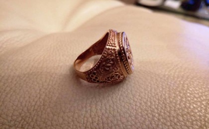 "Қайтыс болған күйеуімнің алтын бұйымдарын ұрлады": Теміртаулық әйел дәрігерді айыптады