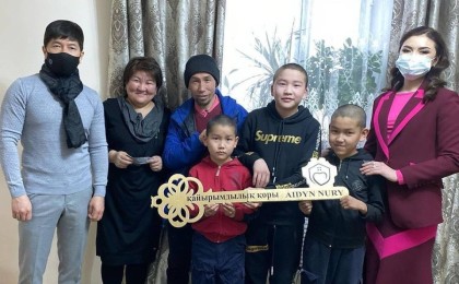 Ал, сүйінші! Қазақстандықтар вагонда тұратын көпбалалы әкеге үй сыйлады (видео)