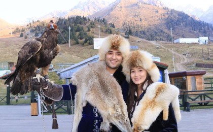 Тәуекел Мүслімге келіншегі шекесі торсықтай ұл сыйлады