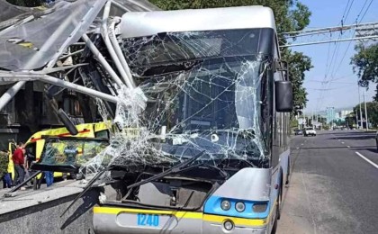 Жүргізуші өзін нашар сезініп, рөлге ие бола алмай қалған: Алматыда троллейбус жантүршігерлік жол апатына түсті