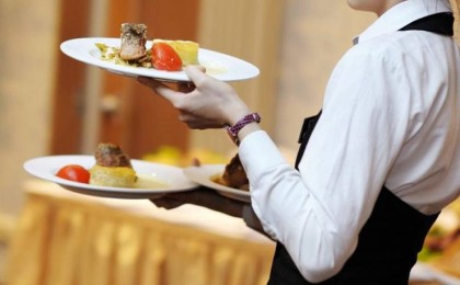 Қазақша мәзір сұраған адамды шығарып жіберген администратор қамауға алдынды