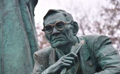 哈萨克艺术家纪念碑在俄罗斯鄂木斯克设立