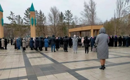 Павлодарда Қуандық Бишімбаевтың өлтірілген әйелімен қоштасу рәсімі өтті