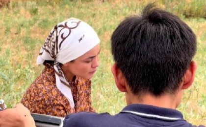 “Тағдырға бәріміз тәуелдіміз. Сен де, мен де…” - Бейіттің басында жылап отырған Ақбота-Нұр оқырмандарын шошытты