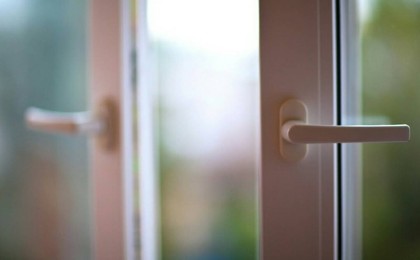 Жағдайлары ауыр: Оралда бір үйдің екі баласы бесінші қабат терезесінен құлап кетті