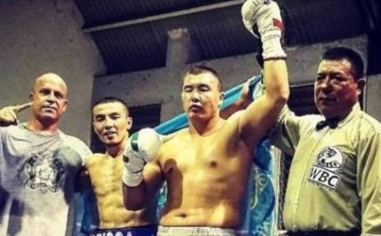 Бір айда бес жекпе-жек. Қазақ боксшы кезекті қарсыласын бірінші раундта сұлатты (ВИДЕО)