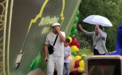 Құдай сақтады: Ғаділбек Жанай ауыр баннердің астында қала жаздады (ВИДЕО)