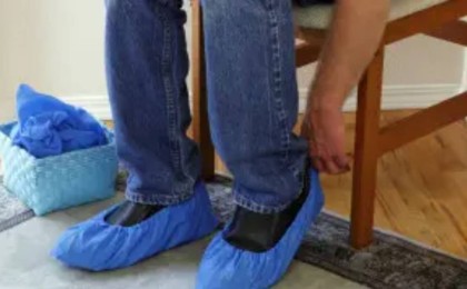 Алматыда колледж студенттері бахила сатып алу талабына шағымданды