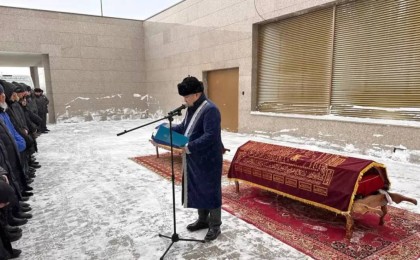 Ақтаудағы ұшақ апатынан қаза тапқан Гаухар Шәймерденова мен ұлын соңғы сапарға шығарып салды