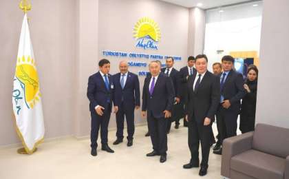 首任总统视察突厥斯坦州公众接待处