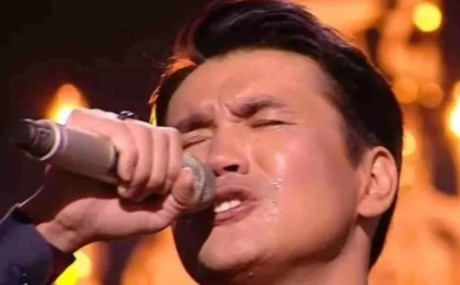 Әкесіне ән арнаған Нұрболат Абдуллин сахнада көз жасына ерік берді (видео)