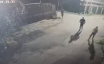 Алматыда үш шетел азаматының жанармай бекетіне жасаған қарақшылық шабуылы видеоға түсіп қалды