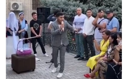 Келінге "Барселона" мен "Баварияға" сәлем салдырды: Белгілі актер жұрттың ашуына тиді (видео)