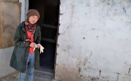 Жаңаөзендік жанашырлар мүгедек әке мен қызына үй сыйлады (видео)