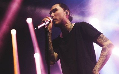 Скриптонит Қазақстандағы концертін қаңтар құрбандарын еске алумен бастады (Видео)