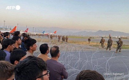 Кабул әуежайындағы хаос: әскерилер ұшаққа ұмтылған адамдарға оқ атты