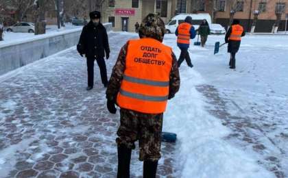 Қарызы — 3,7 млн. Қарағандыда балаларын асырамаған әке көше тазалауға мәжбүр болды