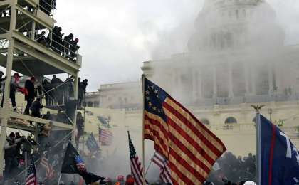 Трамп жақтастары Конгреске басып кірді. Атыс кезінде кемінде 5 адам жарақат алған