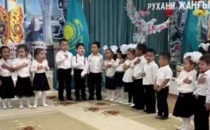 "Көзіме жас келді". Кішкентай патриоттар қазақстандықтарды таңғалдырды