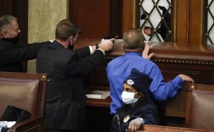 АҚШ-та оқ атылып, жаппай наразылық басталды: Трамп аккаунттары бұғатталды