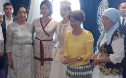 "Ақеркенің келінім болатынын кейін білдім": Роза Рымбаева ұлы Әлидің тойы қашан болатынын айтты