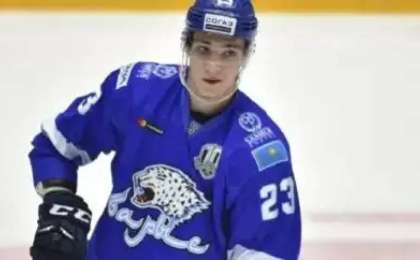 «Барыс» хоккейшісінің аяғын коньки тіліп кетті