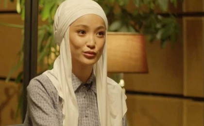 "Ешкім көшеде кимешек киіп жүрген жоқ": Әуелбекова заманауи орамалын сынағандарға жауап берді