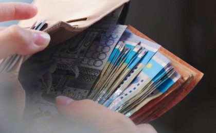 6 пәтер мен 19 люкс көлік алған: Қарағандыда ҰҚК-нің бұрынғы қызметкері қызының еміне жиналған ақшаны жымқырды деген күдікке ілінді