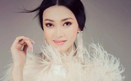 "Қолынан ұстап, жібермей қойды": Ерке Есмахан тойда қызықты жағдайға тап болды (видео)