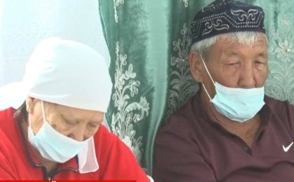 "Бірге өскен достары өлтірді": Атырау облысында марқұмның туыстары кінәлілердің бостандықта жүргеніне шағымданды