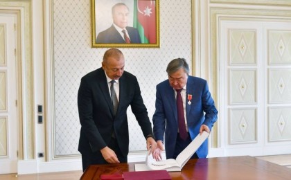 Әзірбайжан президенті Ильхам Әлиев Олжас Сүлейменовті «Шараф» орденімен марапаттады