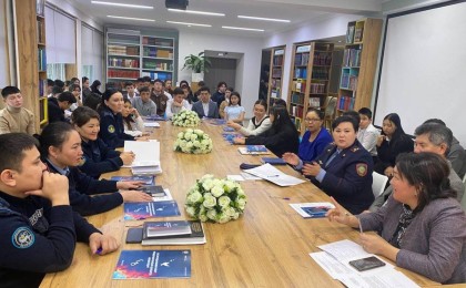 Әртүрлі мамандардың басын қосқан дөңгелек үстел