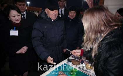 纳扎尔巴耶夫参观突厥斯坦手工艺品展览